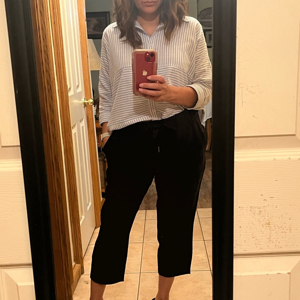 Lululemon On The Fly cropped pants. Size 10